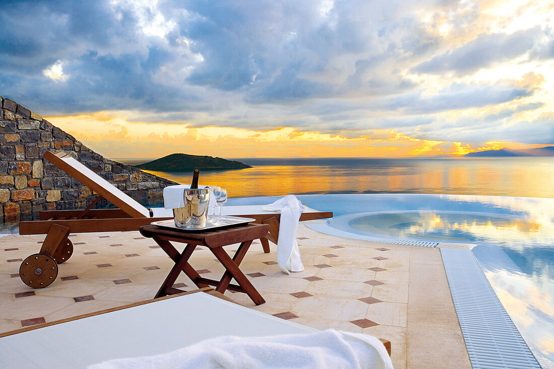 Liege am Pool mit Blick auf das Mittelmeer, Insel Kreta