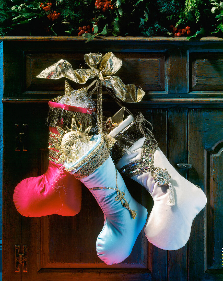 Roter, blauer und weißer Nikolaus- stiefel an goldener Bandschleife