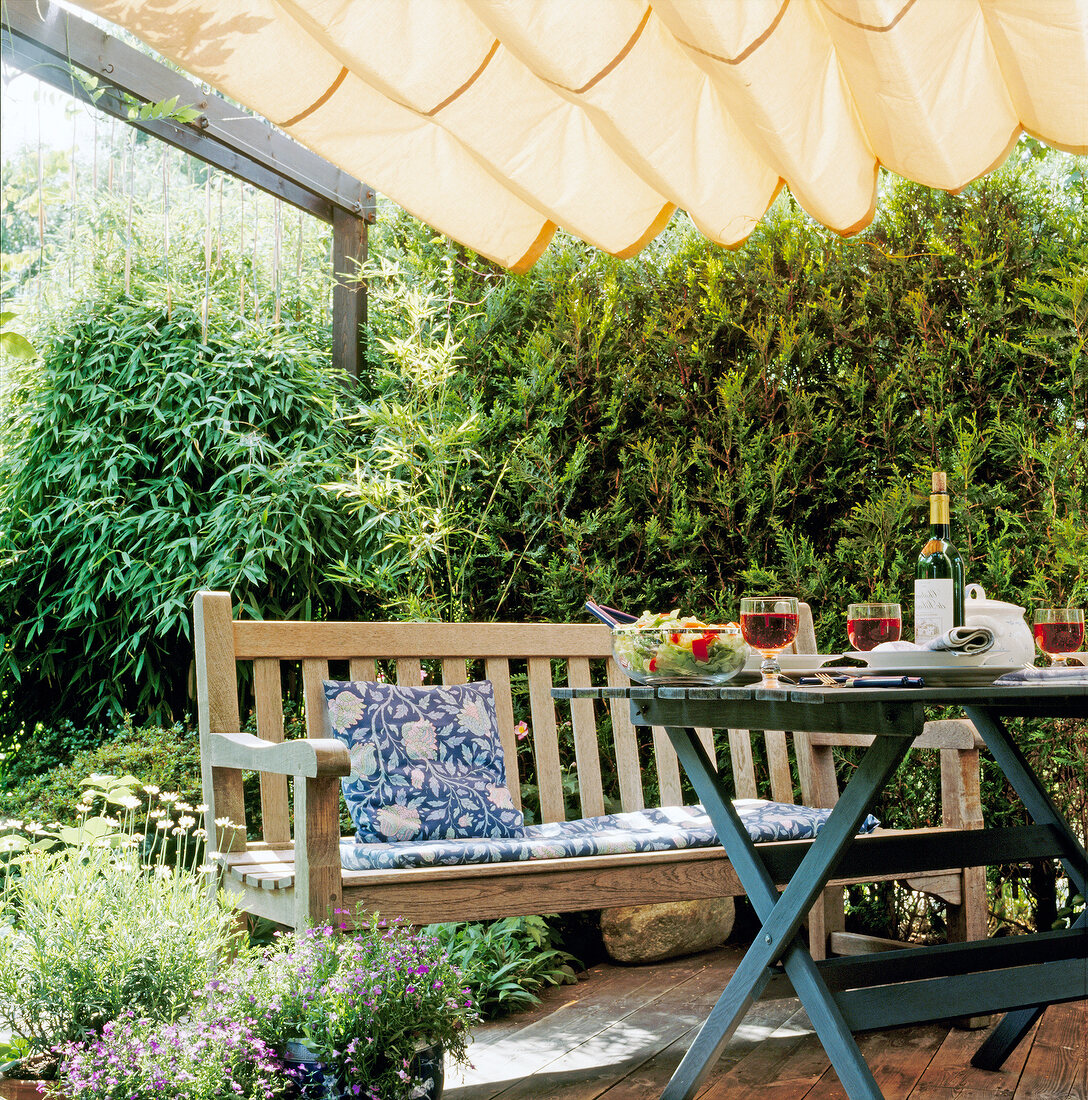 Schattiger Sitzplatz im Garten unter einer Pergola