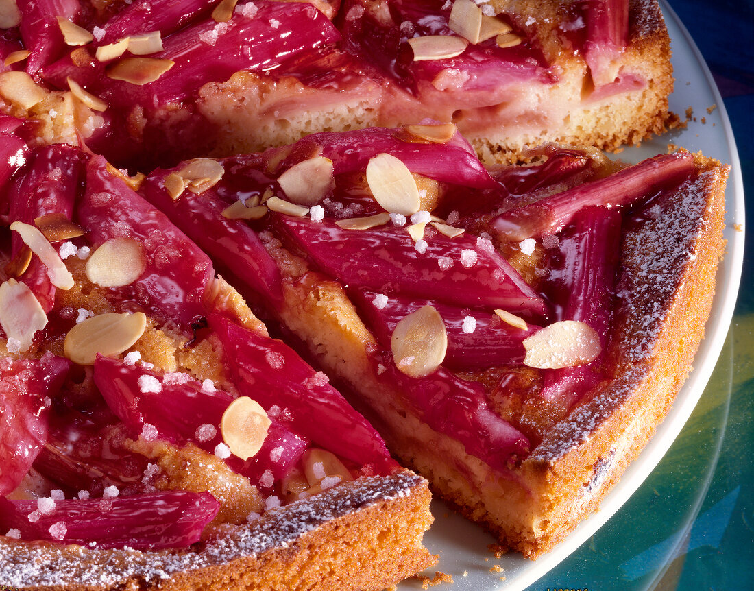 Rhabarber-Kuchen mit Mandeln, rund, ein Stück ausgeschnitten