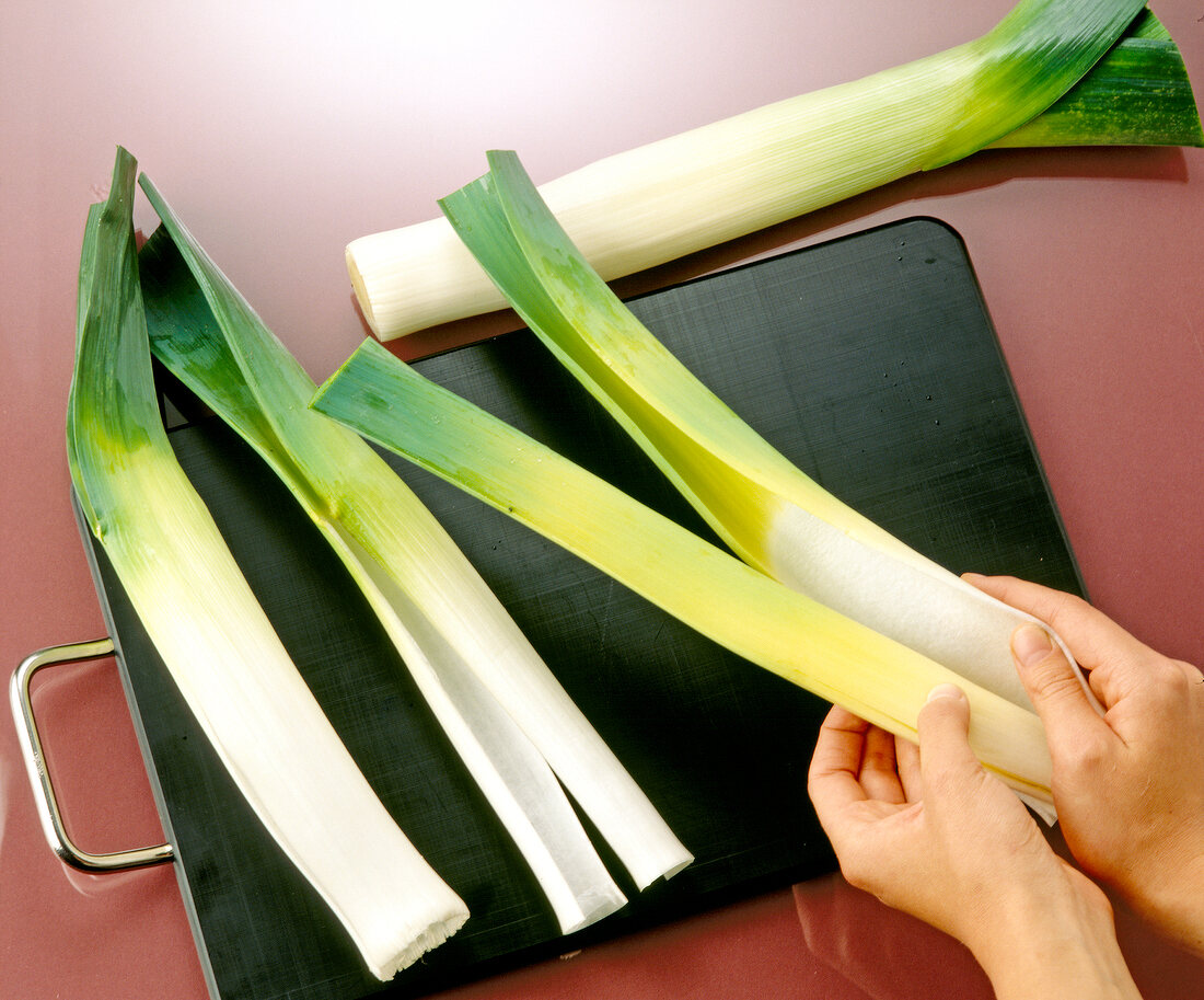 Hands holding leeks for cooking