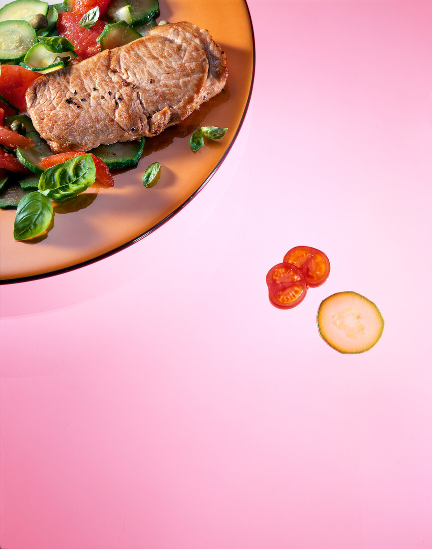 Angeschnitten: Kalbsrückensteak mit Tomaten.