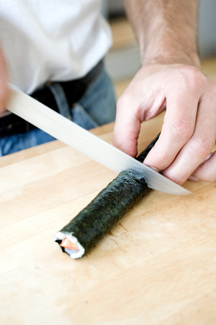 maki-Rolle mit einem Küchenmesser in Stücke schneiden, Step 10