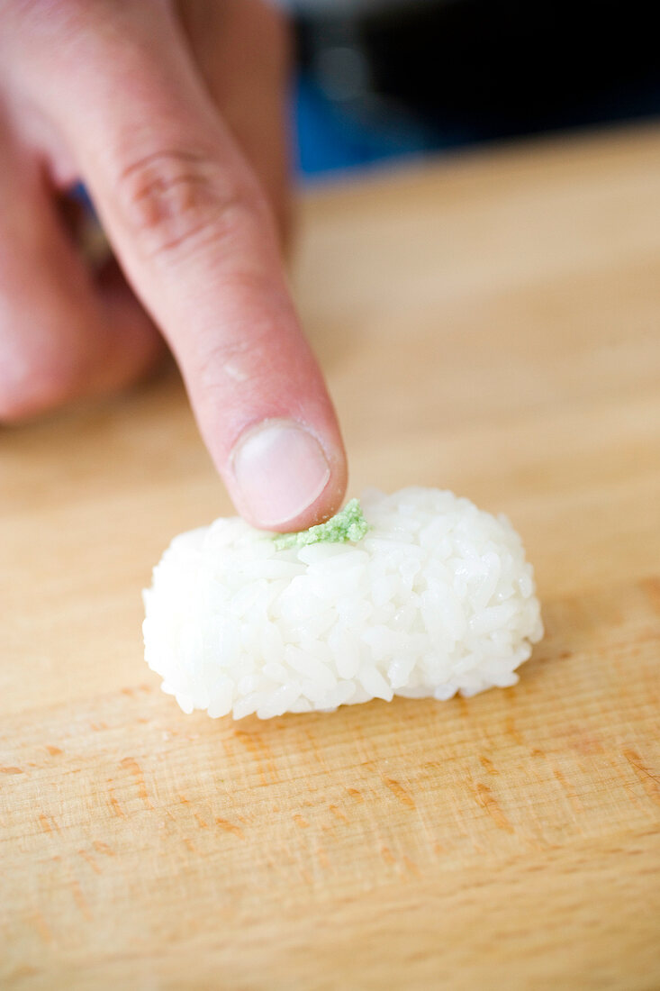 wasabi-Paste mit den Fingern in die Mitte des Sushi-Reis drücken, Step 7