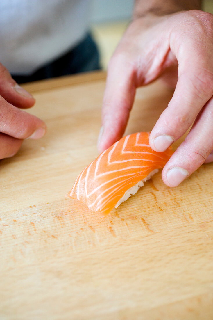 Lachs an den Seiten am Sushi-Reis zusammendrücken, Step 9