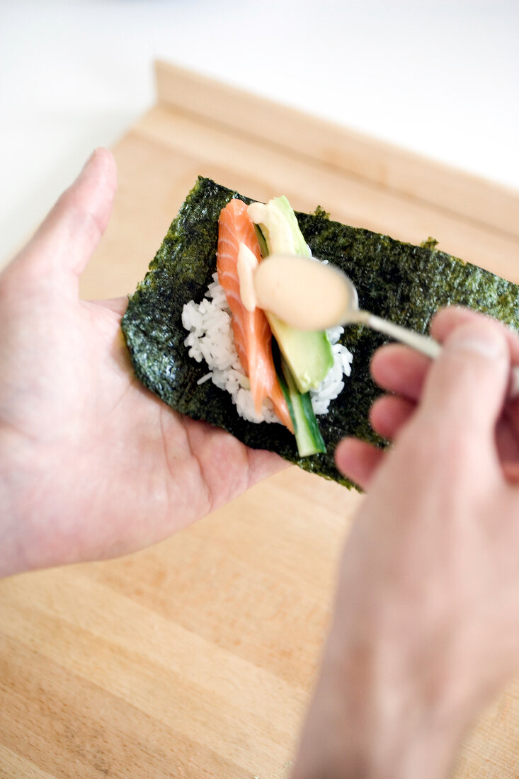 Auf Reis, Fisch, Gemüse + nori-Blatt Chili-Mayonnaise verteilen, Step 4