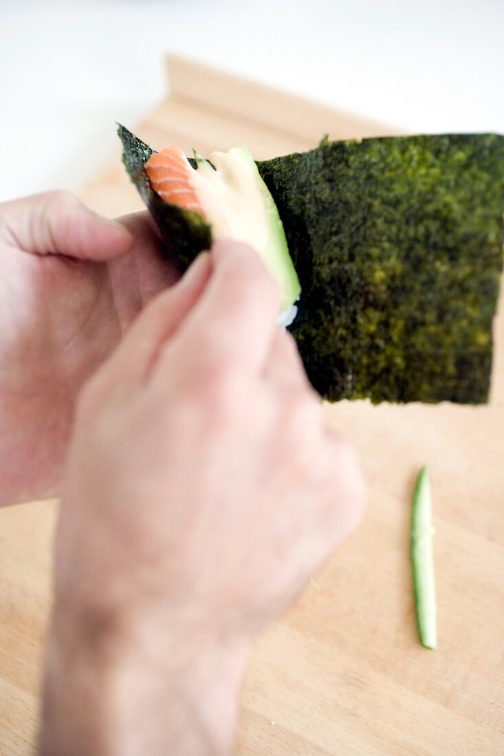 Reis, Fisch, Gemüse + Chili-Mayo im nori-Blatt einrollen, Step 5