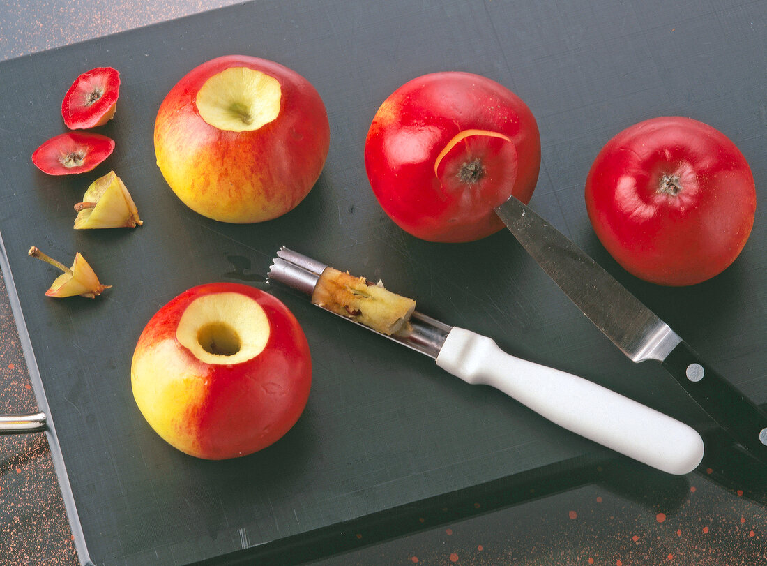 Step 1 zu Bratapfel mit Baiser - Kerngehäuse v. Äpfeln entfernen