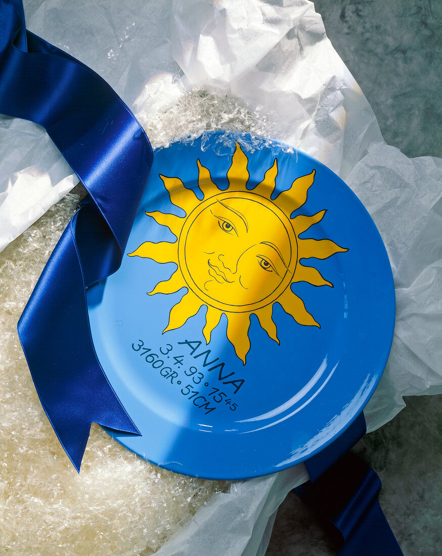 Blauer Geburtstags-Teller mit Sonne , Namen, Größe, Gewicht, Tag,Uhrzeit