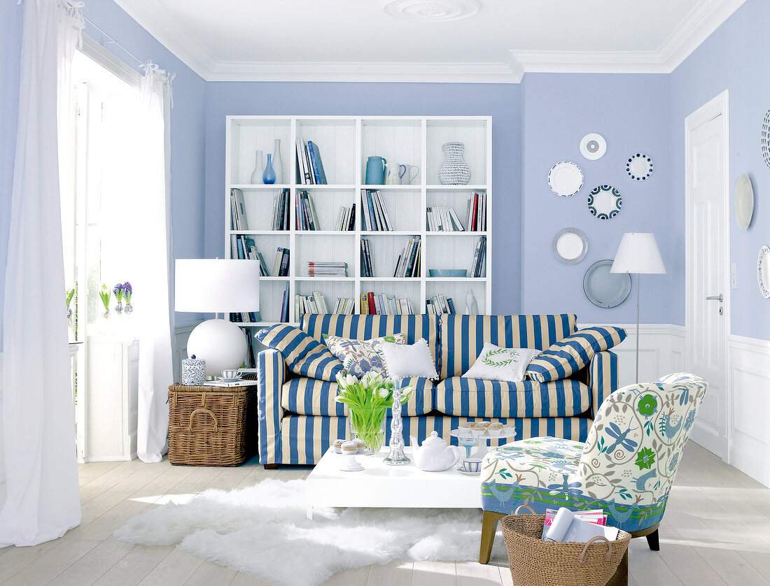 Wohnzimmer in Blau-Weiß mit gestreiftem Sofa und Sessel