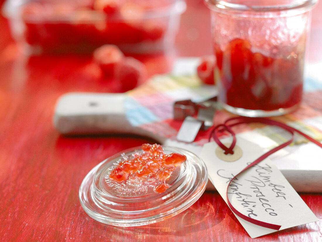 Marmeladenglas mit danebenliegendem Glasdeckel und Etikettanhänger