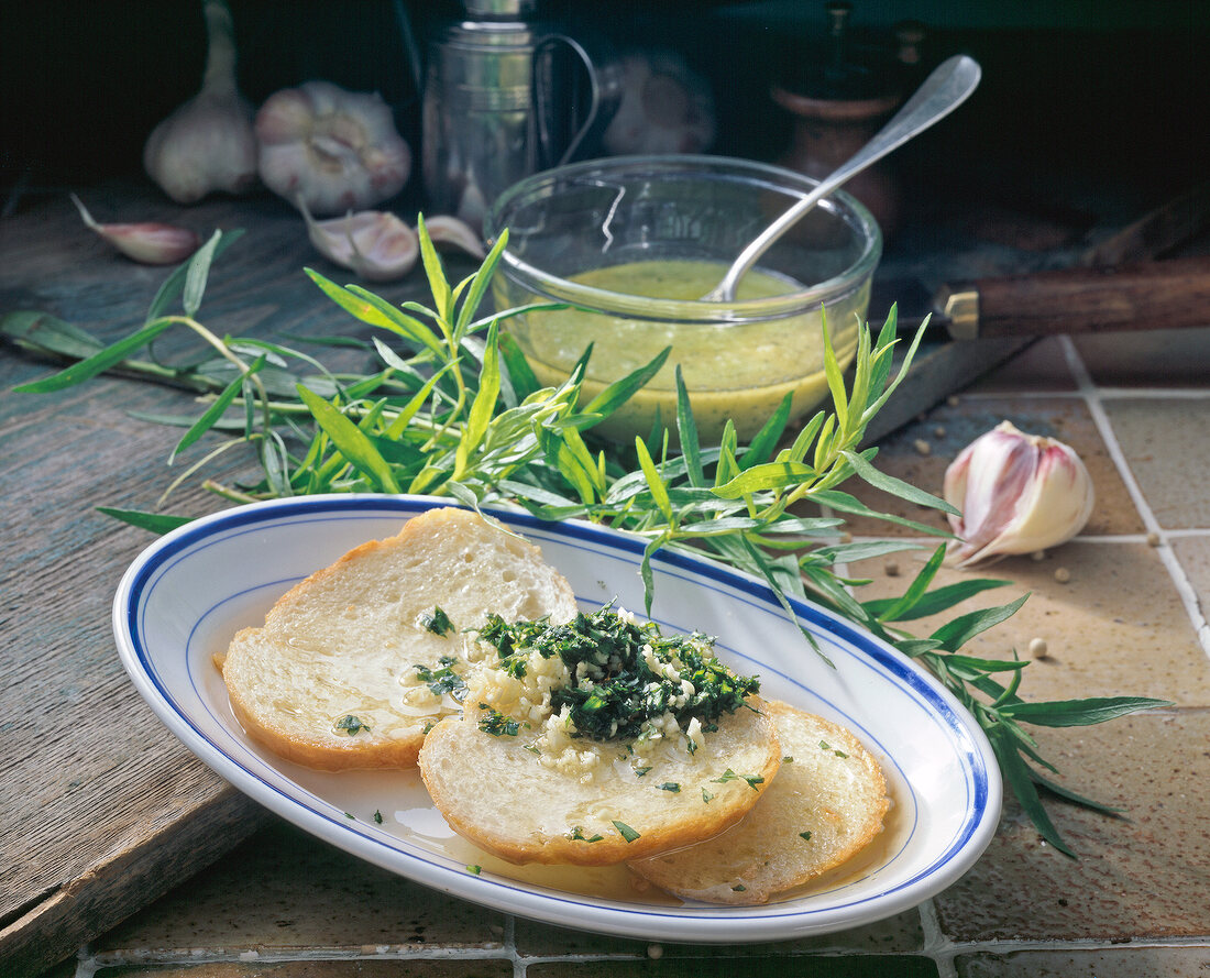 Kräuter und Knoblauch; Salsa al Dragoncello mit Baguettescheiben