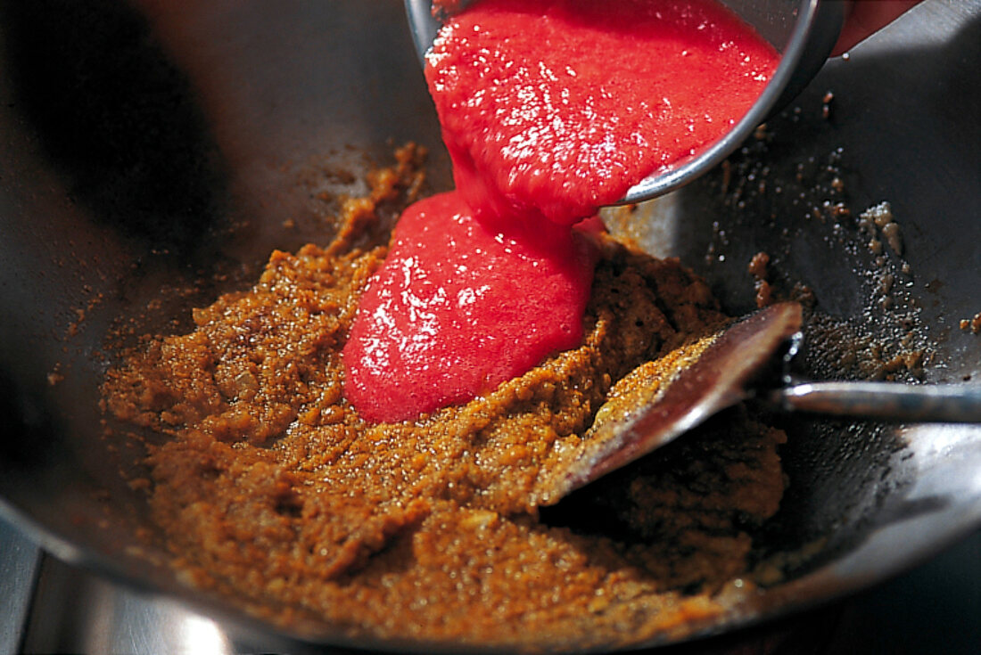Curry, Tomatenpüree zum Kicher -erbsen-Gewürz-Püree geben, Step 3