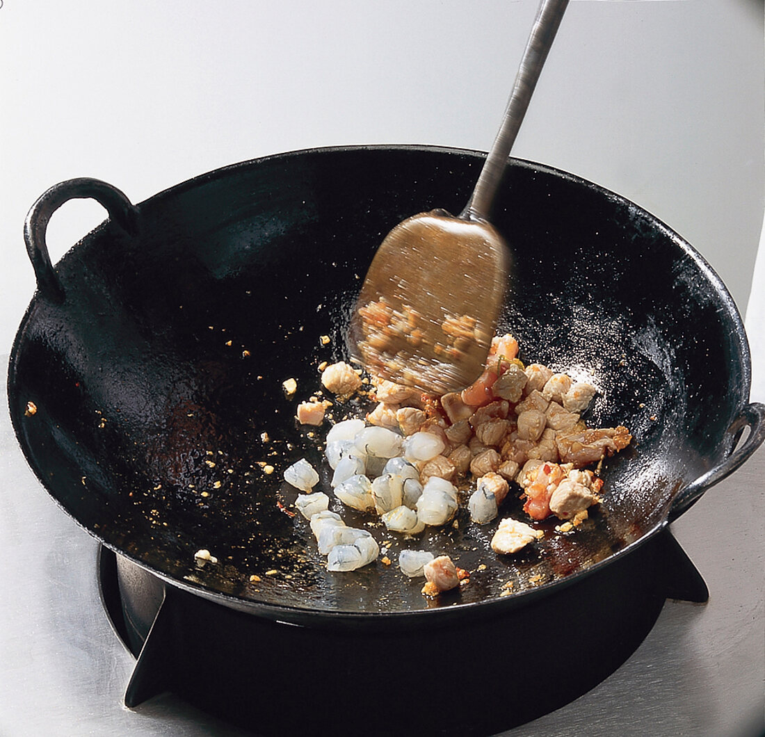 Reis, Schweine Hähnchen + Garnelen im Wok anbraten, Step 4