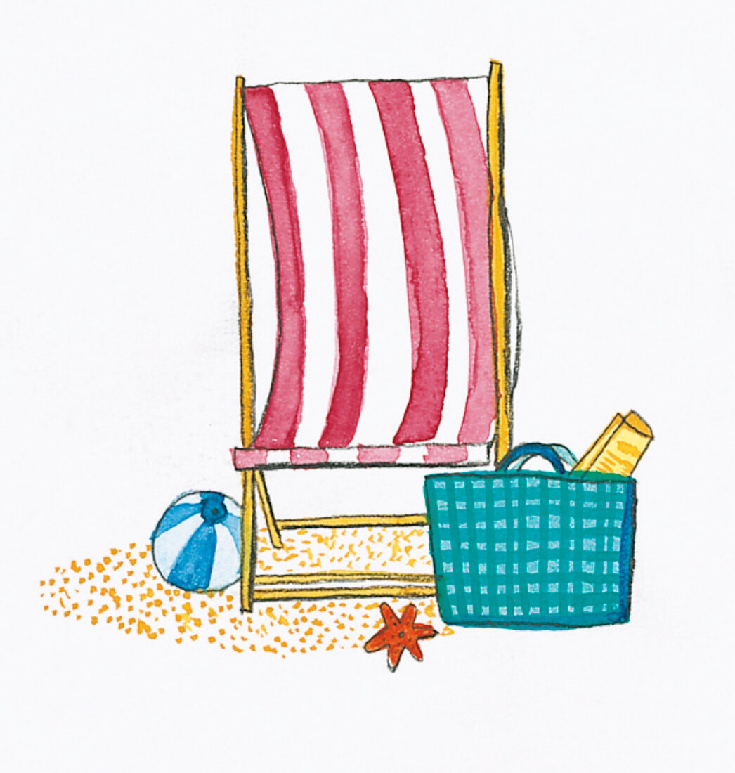 gestreifter Liegestuhl im Sand mit Strandtasche und Ball