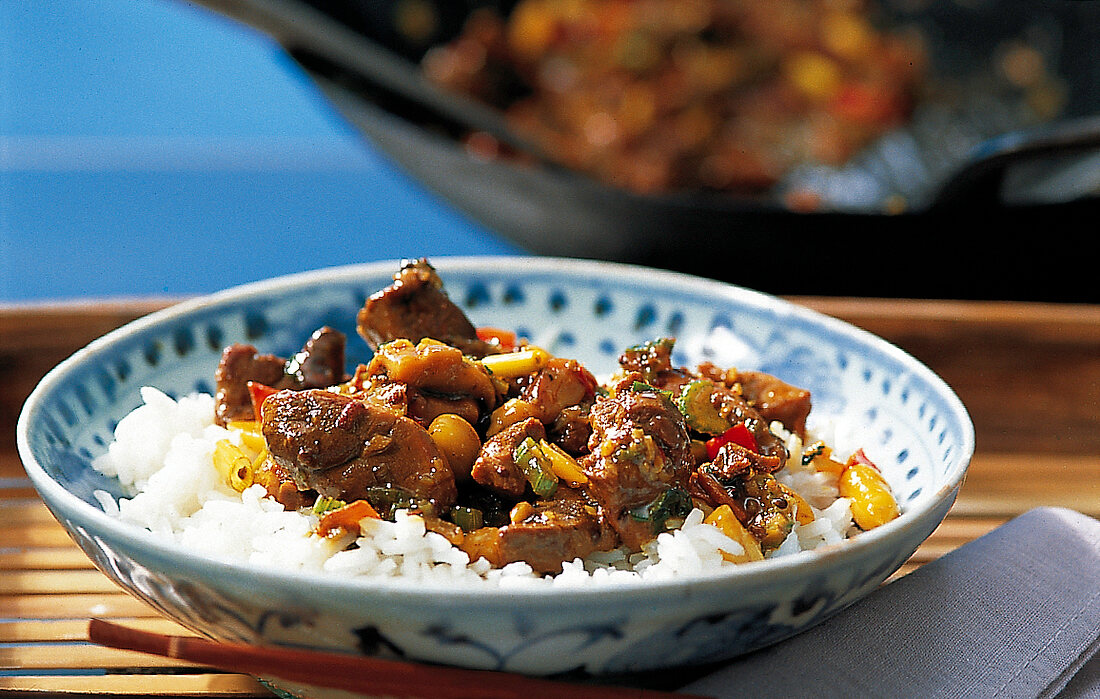 Wild, Curry-Wildente mit Reis , Erdnüssen und Frühlingszwiebeln
