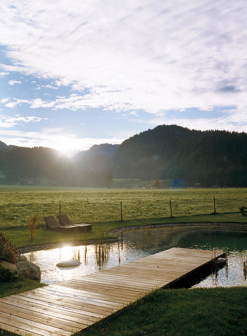 Wellness mit Naturpool und Aussicht auf die Landschaft im Hotel "Gams"