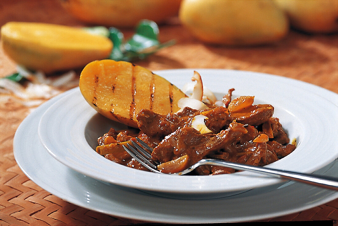 Curry, Entencurry mit gegrillten Mangos und Kokosspänen