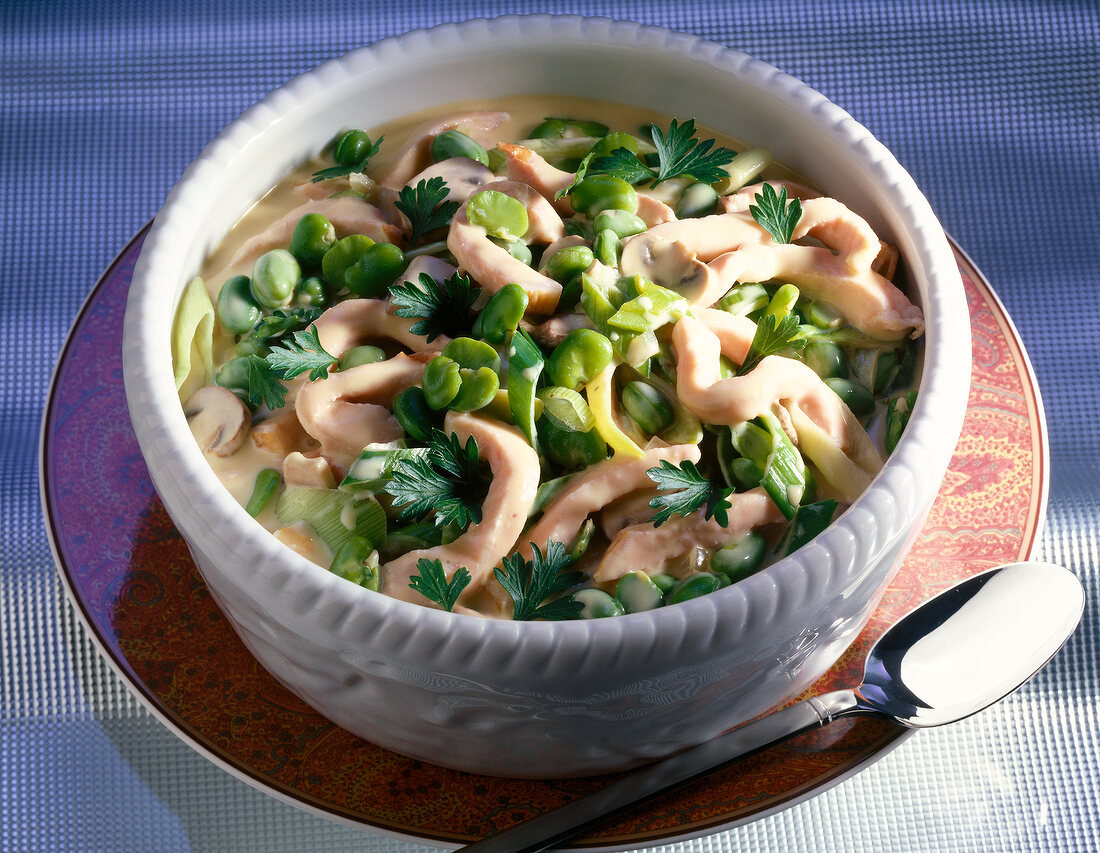 Kasseler-Ragout mit dicken Bohnen, Porree, Champignons und Petersilie