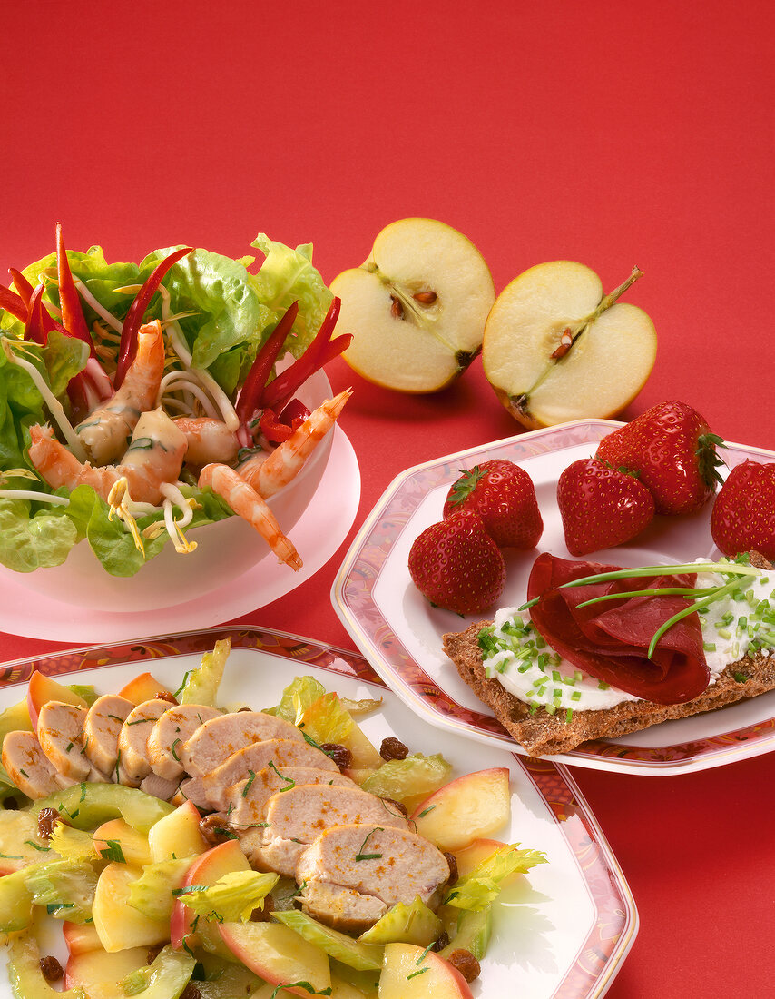 Hühnerbrustfilet mit Selleriegemüse, Salat mit Garnelen, Apfel, Erdbeeren