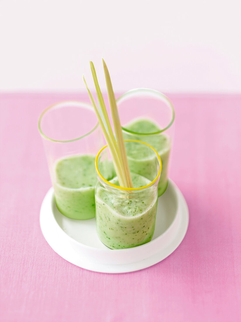 Drei Gläser Gurken-Wasabi-Smoothie auf einem Tablett