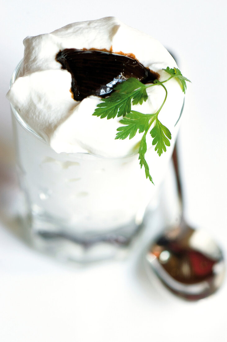 Stockfischschaum im Glas mit Balsamico und Petersilie