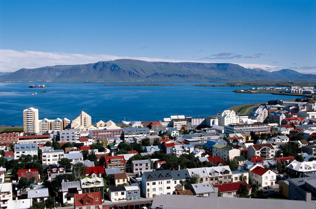 Blick über Reykjavik auf den Atlantik