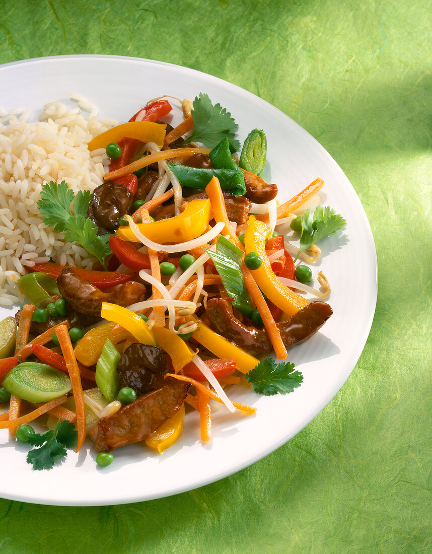 Fleischpfanne mit Reis, Mu-err-Pil- zen, Möhren, Paprika und Porree