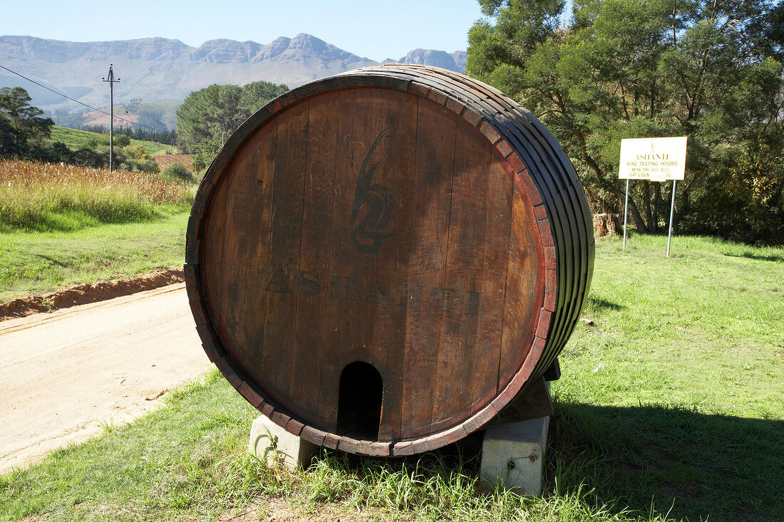 Südafrika, Weingut Ashanti, Weinfass aus Holz liegt am Wegrand