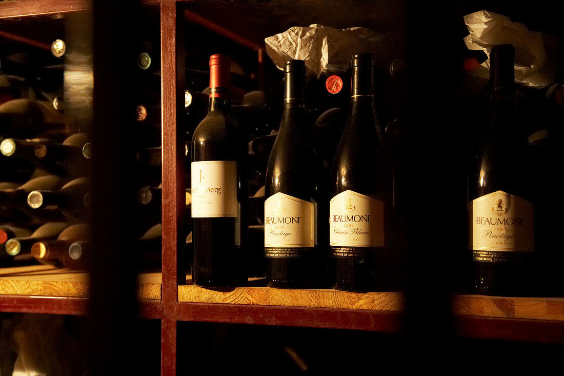 Südafrika, Weingut Beaumont, Weinfla schen in Regal