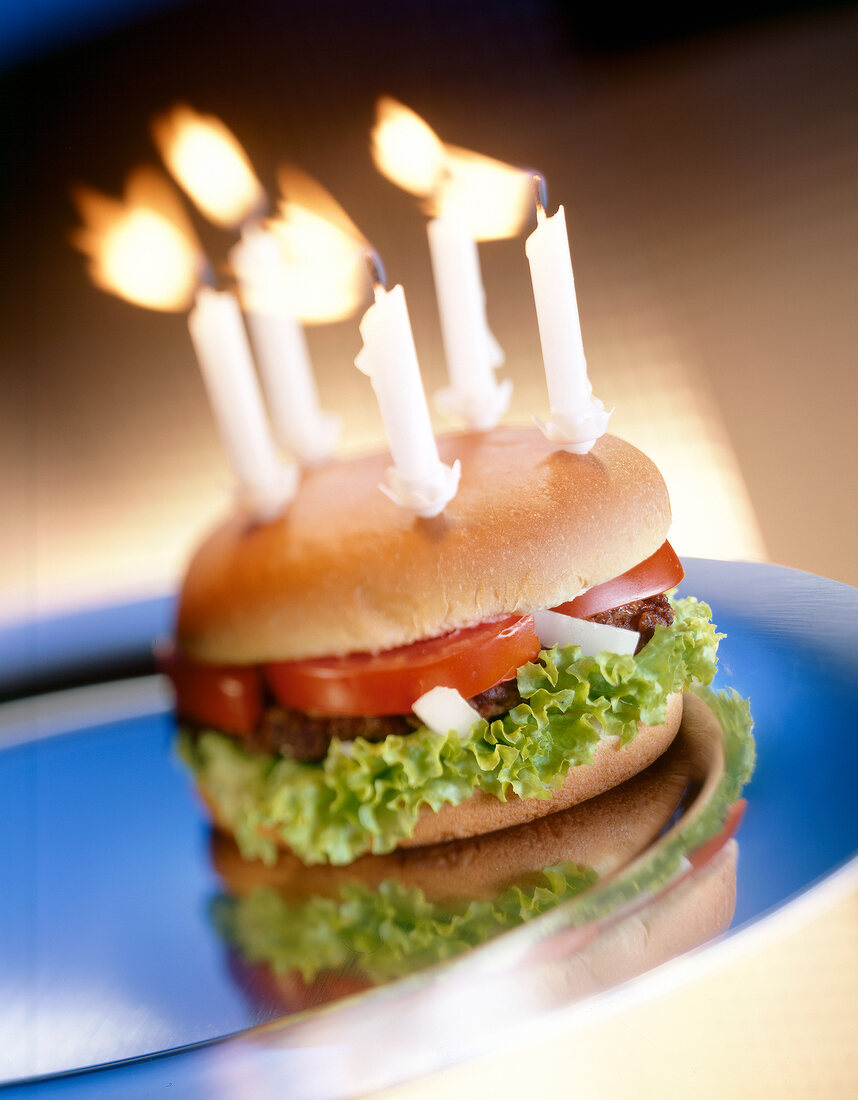 Burger mit Geburtstagskerzen, close-up.