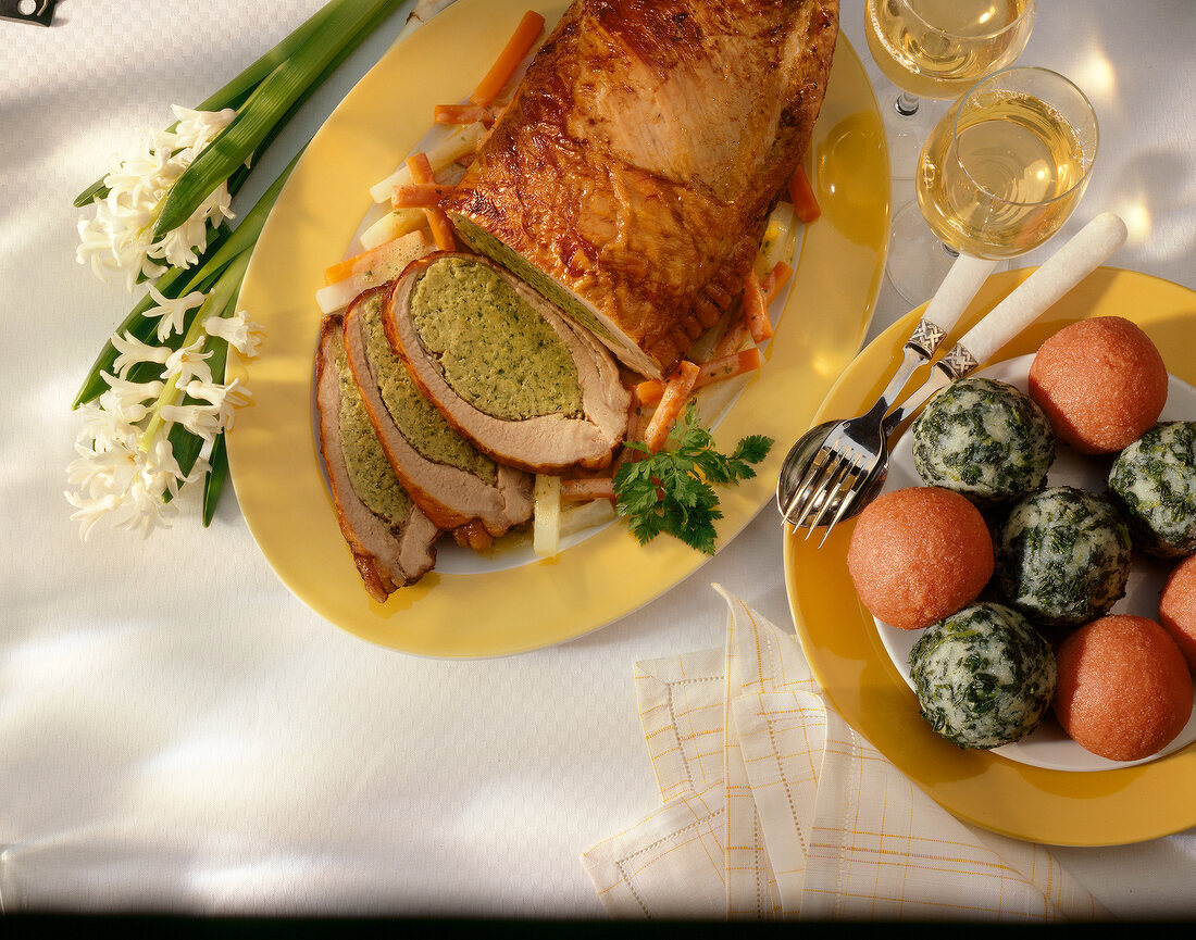 Gefüllte Kalbsbrust und Tomaten-, Spinatknödel