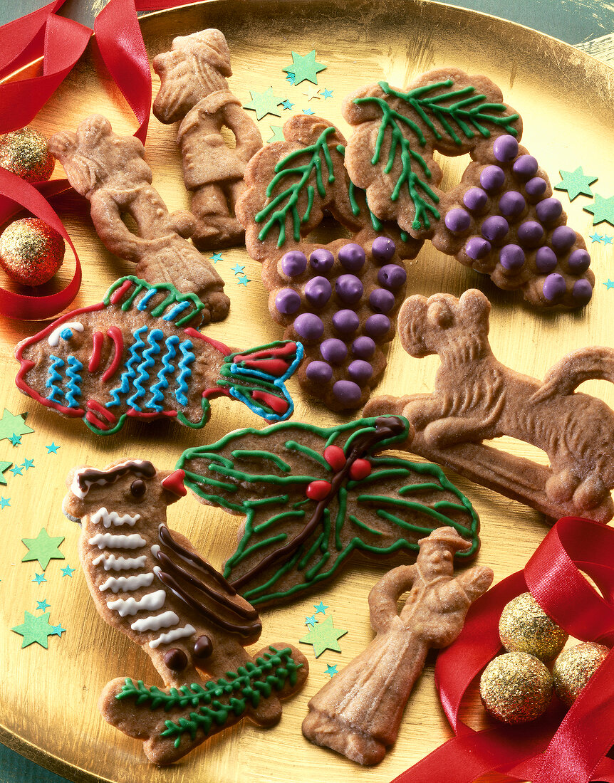 Close-up of speculoos in form of fish, bird and leaf with colourful icing sugar
