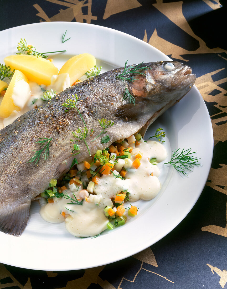 Mit Gemüse gefüllte Forelle mit Dill , Kartoffeln, Meerrettich-Sahnesauce