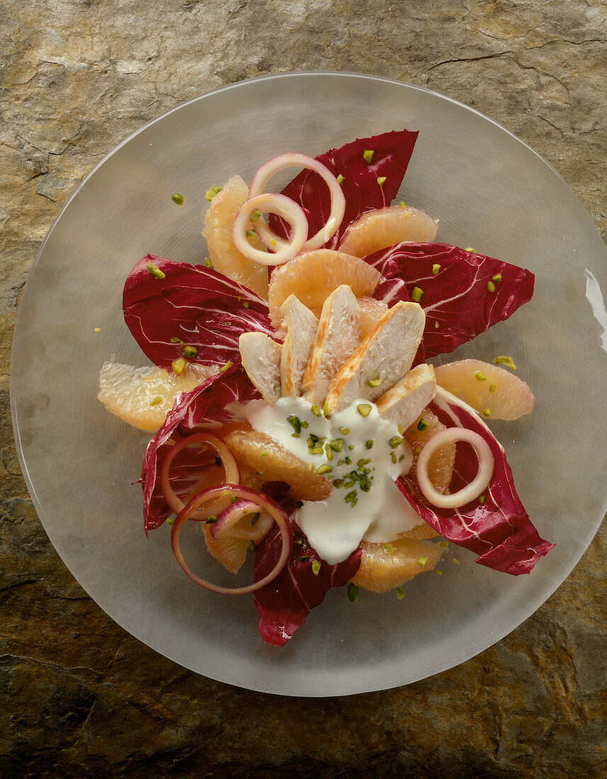 Radicchio-Salat mit Grapefruit und Geflügel, close-up.