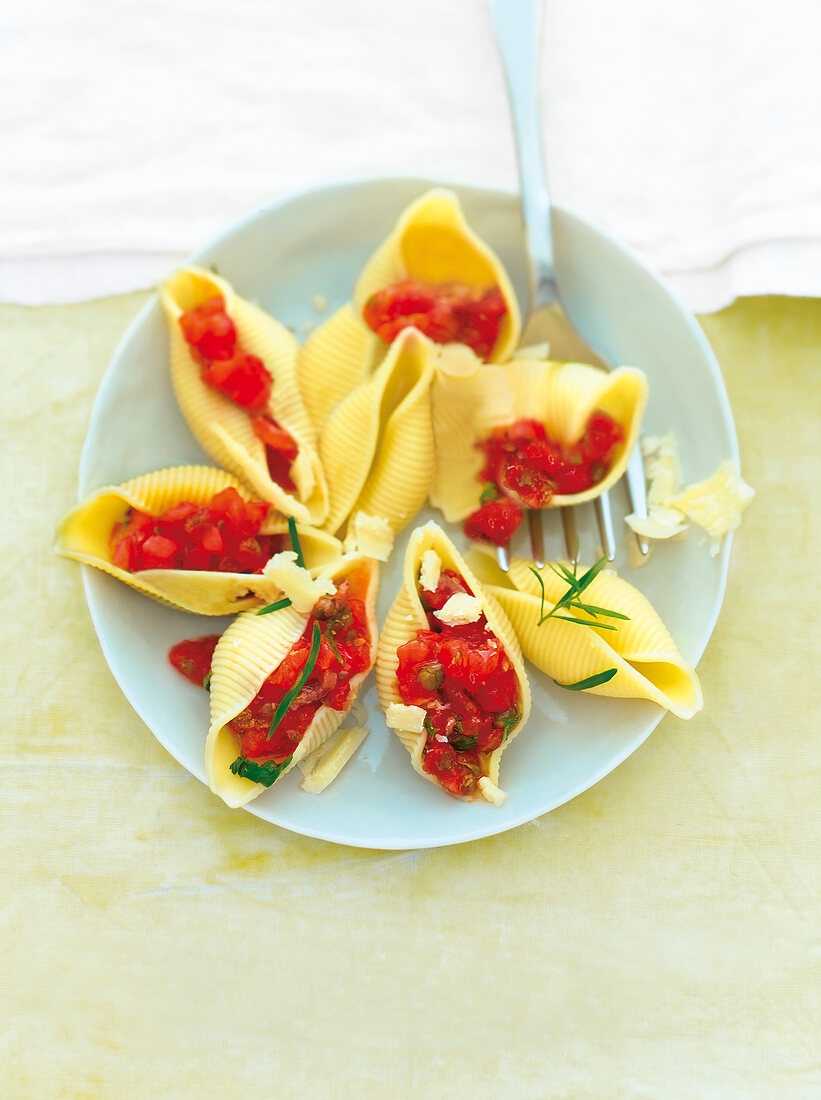 Geschmolzene Tomaten in Muschelpasta 