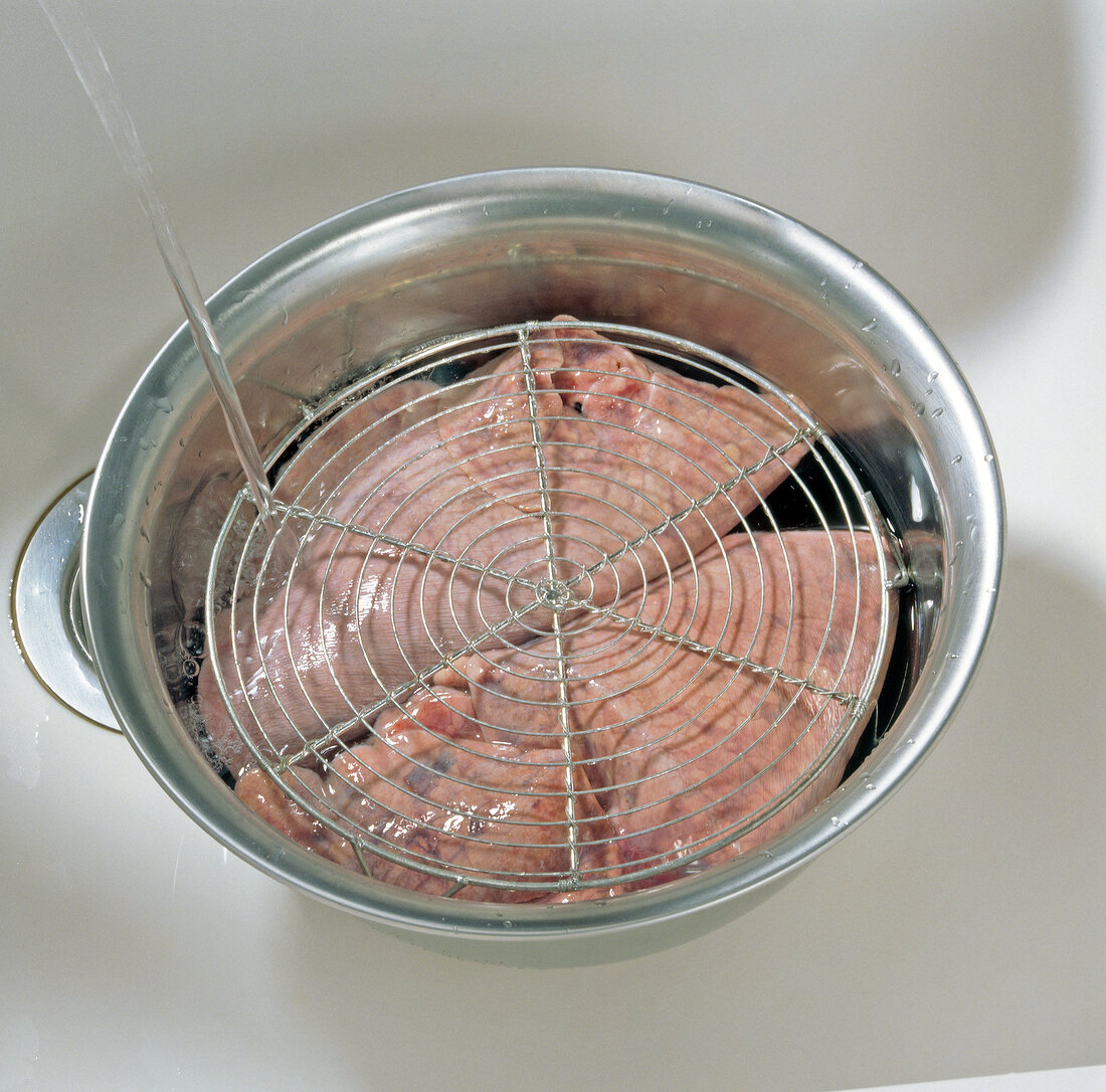 Washing calf's lung in pot for preparation of beuschel, step 1