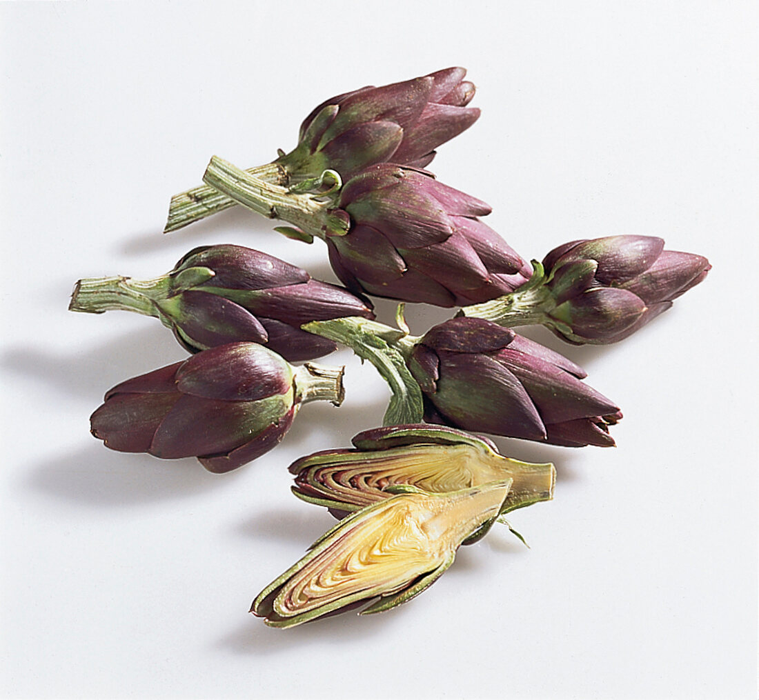 Gemüse aus aller Welt, 7 längliche kleine, violette Artischocken