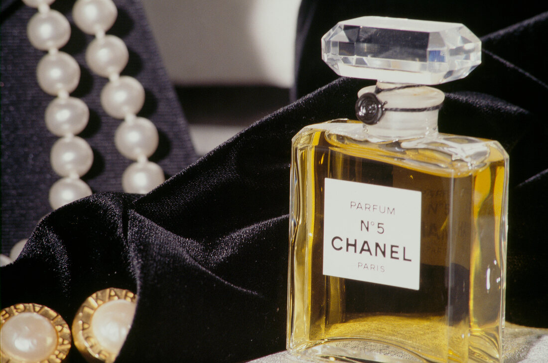 Close up: Chanel No. 5, Perlenkette und Perlenohrringe