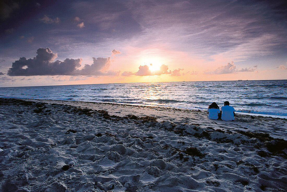 Sonnenuntergang am Strand von Miami, Florida