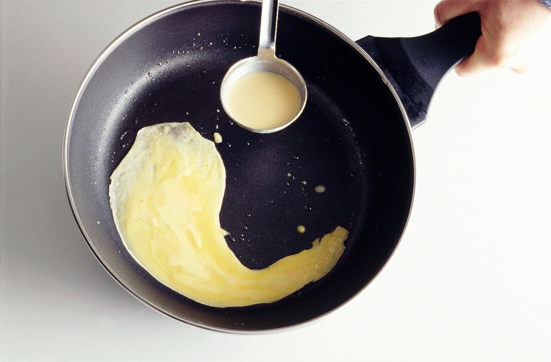 Pfannkuchen-Teig in die Pfanne geben Step.