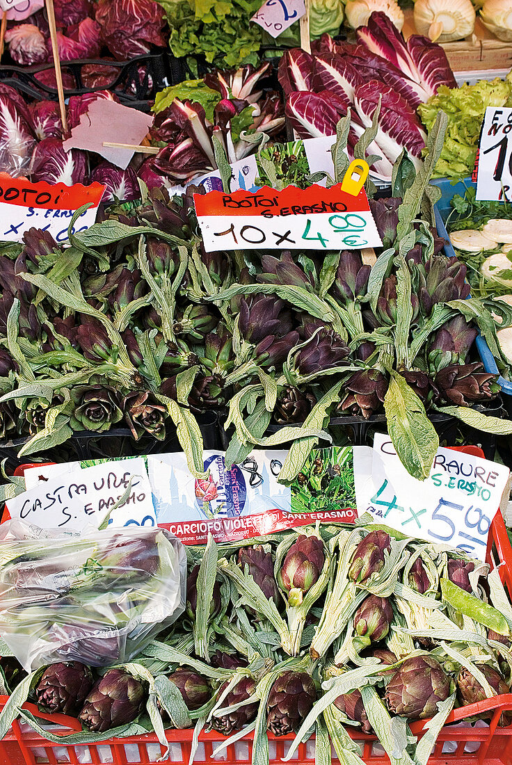 Artischocken auf dem Rialto-Markt in Venedig