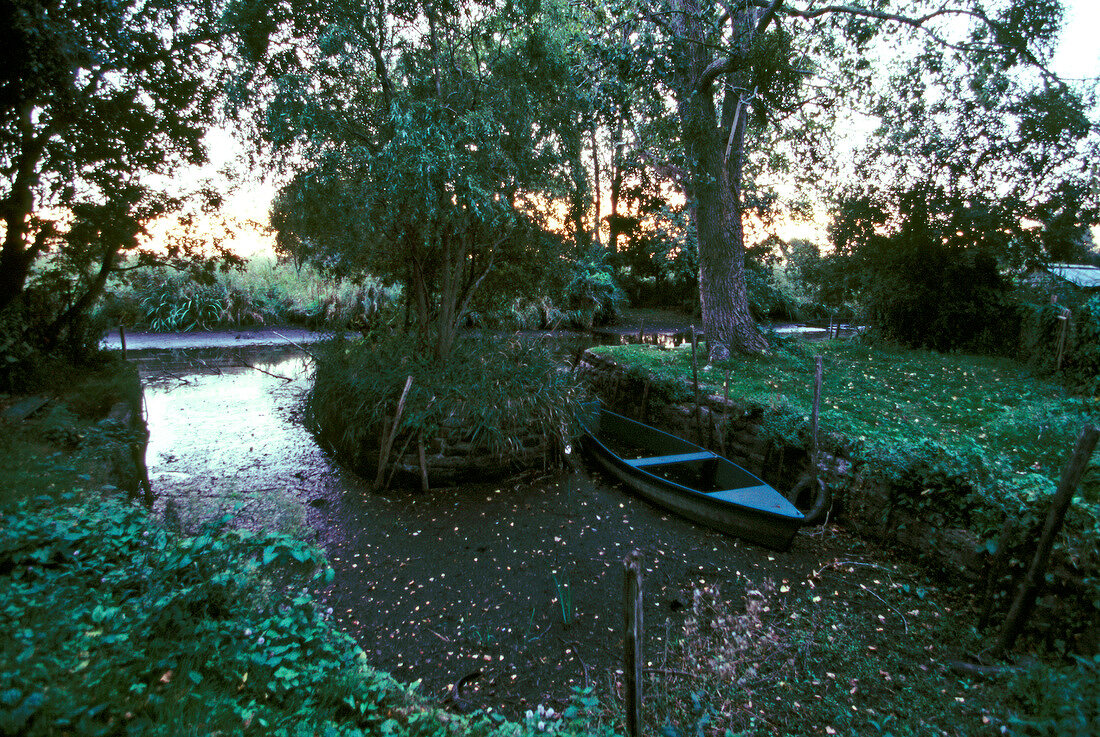 Bootsanleger auf der Sumpfinsel "La Mare aux Oiseaux", Bretagne