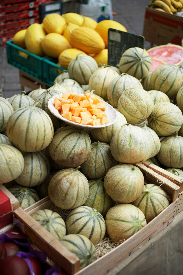 Charentais- und Honigmelonen in Kisten liegend