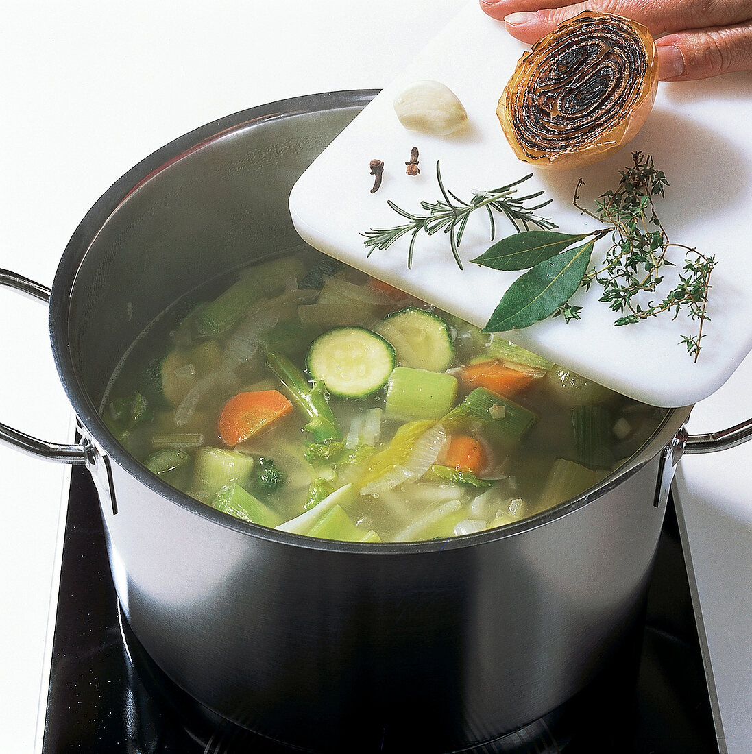 Gemüse aus aller Welt, Gewürze u. gebräunte Zwiebel zufügen, Step 4