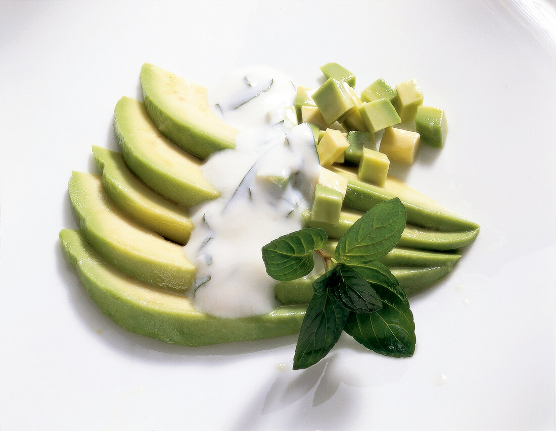 Gemüse aus aller Welt, Avocado salat mit Joghurt-Pfefferminz-Sauce