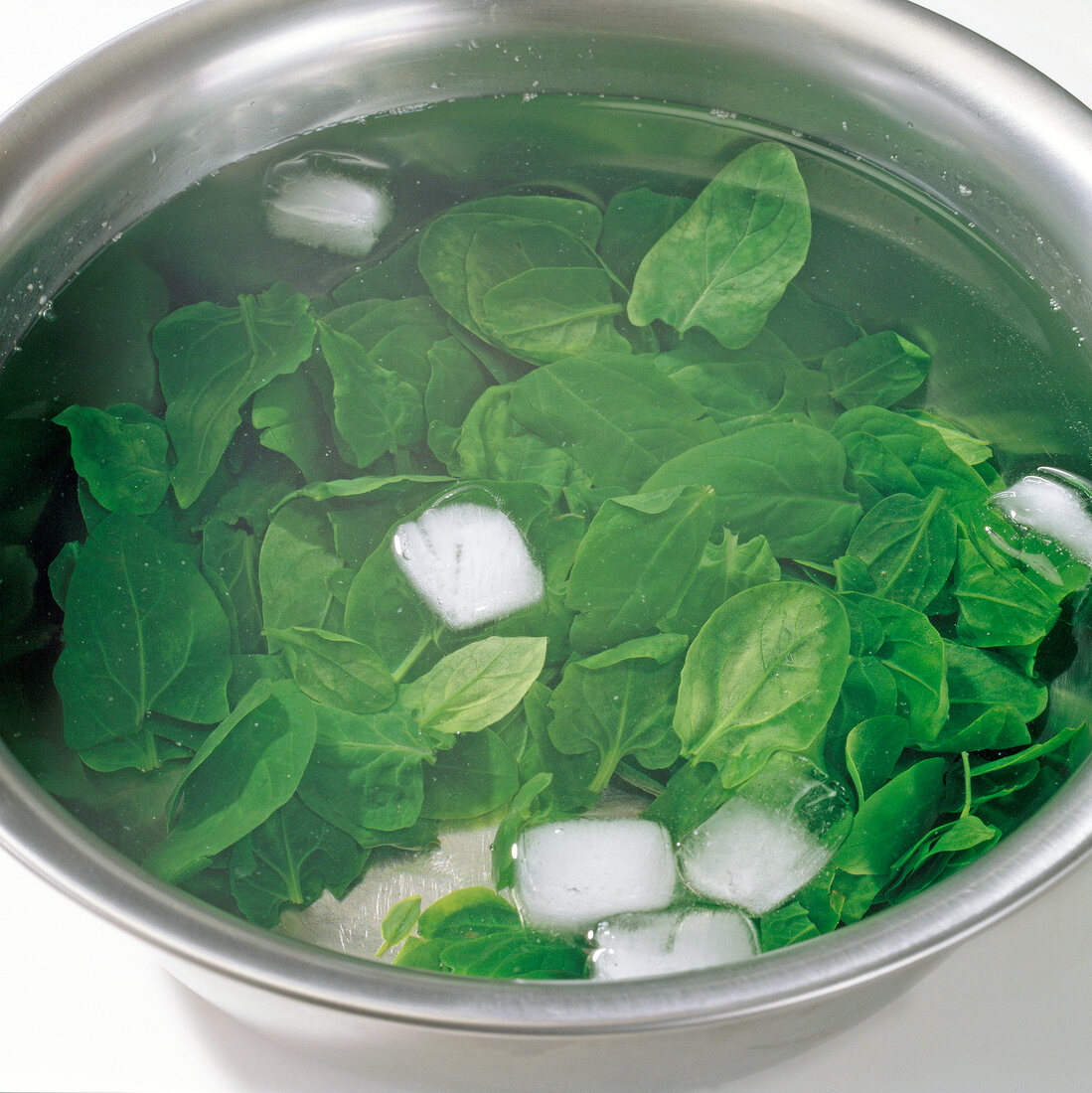 Spinach leaves with ice cubes in water, step 2