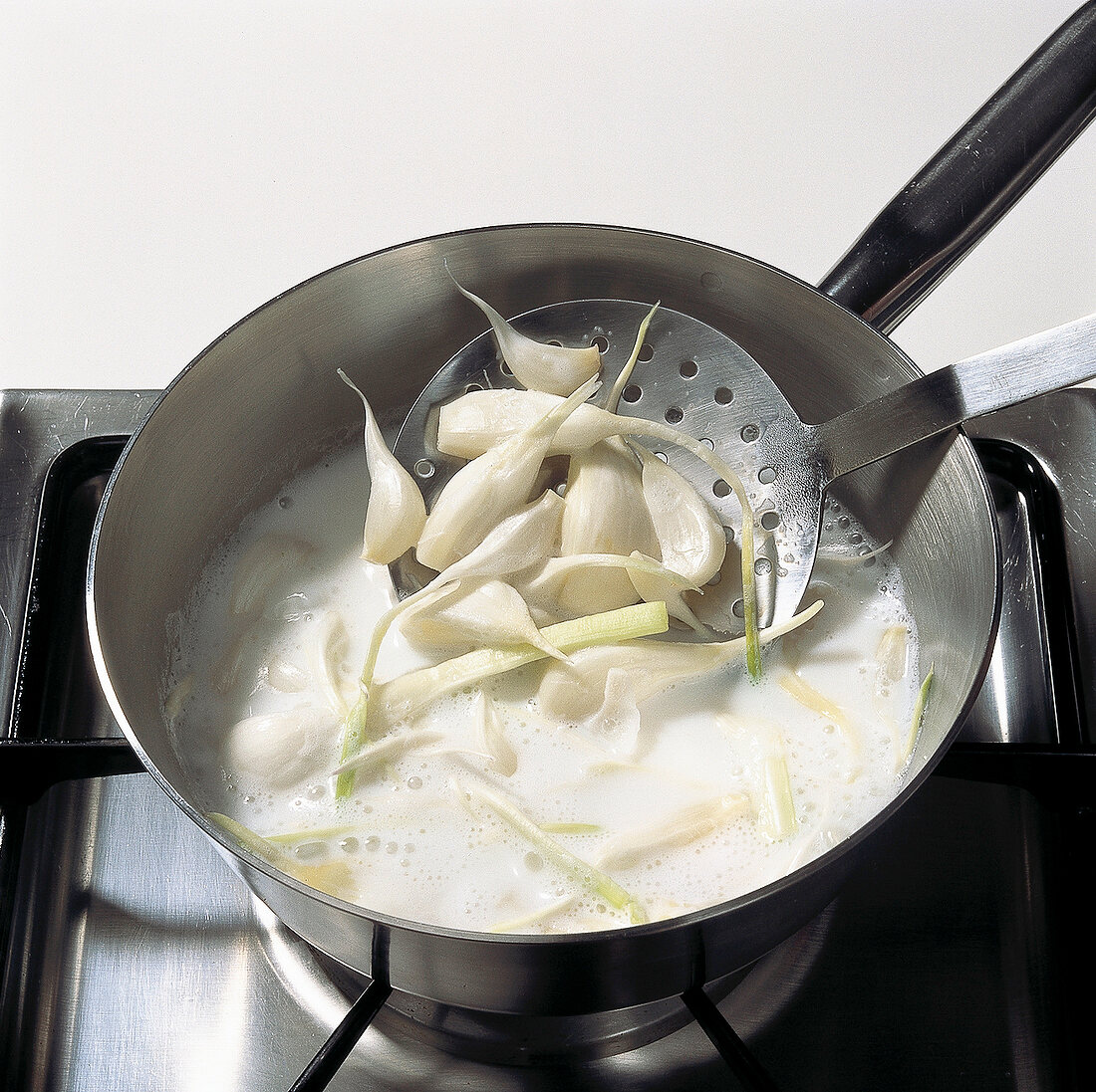 Gemüse aus aller Welt, Knoblauch in Milch aufkochen, Step 1