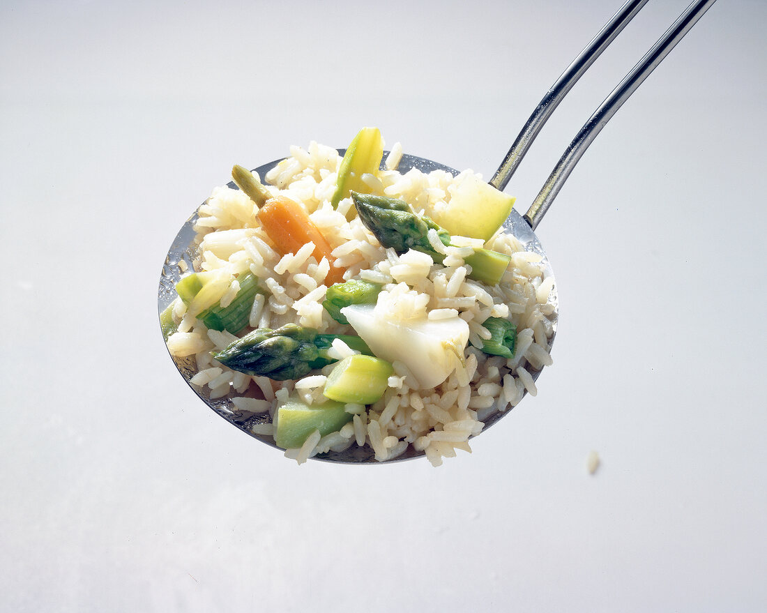 Gemüse aus aller Welt, Glasier tes Gemüse mit Reis auf einer Kelle