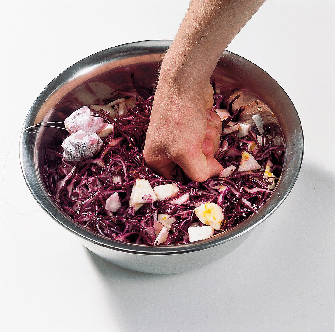 Gemüse aus aller Welt, Rotkohl , Apfel, Gewürzbeutel,stampfen,Step1